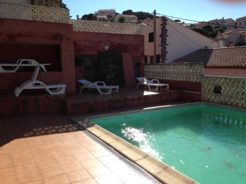 - une piscine dans un bâtiment avec 2 salons dans l'établissement Villa Miramar, à Banyuls-sur-Mer