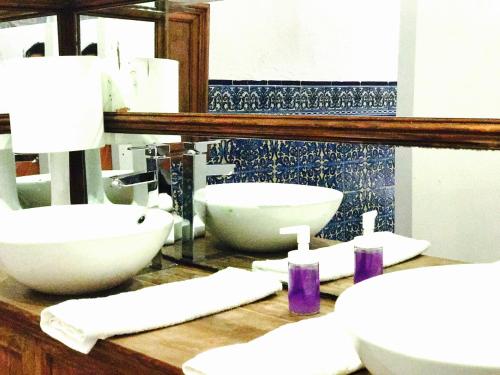 a bathroom with two sinks and a mirror at Casa Bolsa43 in Sanlúcar de Barrameda
