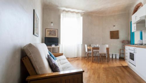 ミラノにあるItalianway-Pastrengo 11のリビングルーム(白いソファ付)、キッチンが備わります。
