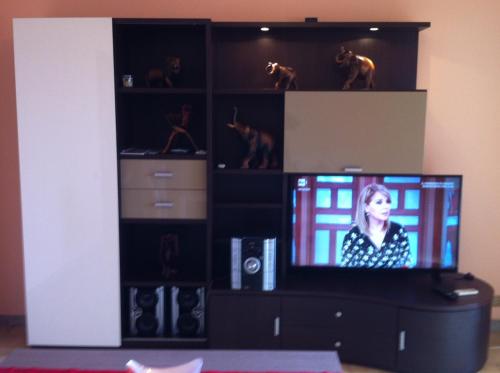 ミラッツォにあるMilazzo Centroのリビングルームのスタンドに座るテレビ