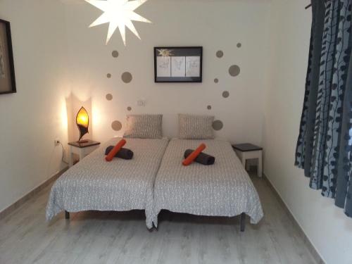 ein Schlafzimmer mit einem Bett mit einem Stern an der Wand in der Unterkunft estudio la santa in La Santa