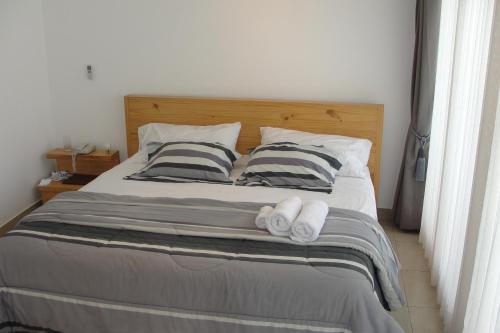 a bed with two towels on top of it at Hotel Boutique La Angostura in Ica