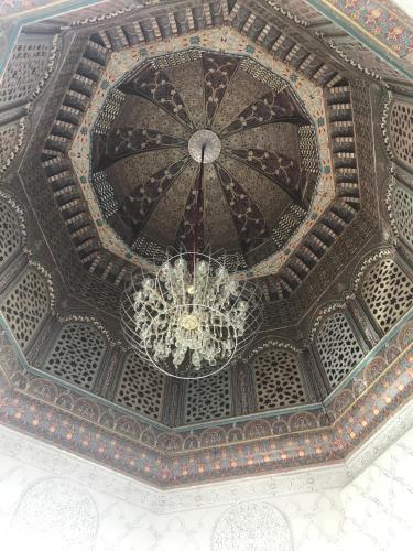 a ceiling with a chandelier in a building at Palais d'hôtes Darsor in Marrakech