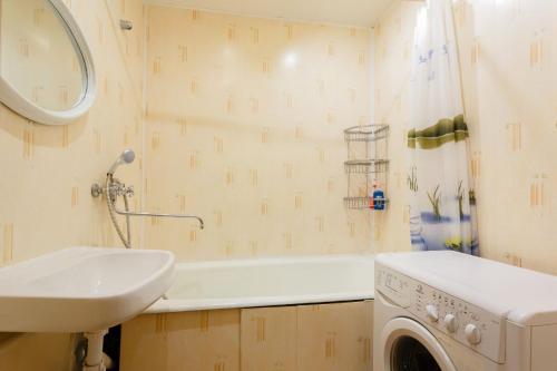 莫斯科的住宿－Standard Brusnika Apartment on Maklaya 22，一间带水槽和洗衣机的浴室