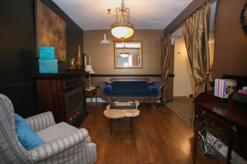 a living room filled with furniture and a fireplace at Hearthstone Inn Boutique Hotel Halifax-Dartmouth in Halifax
