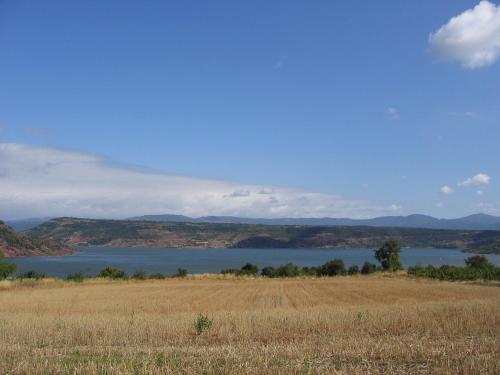 a field with a view of a lake at Gîte du salagou in Octon