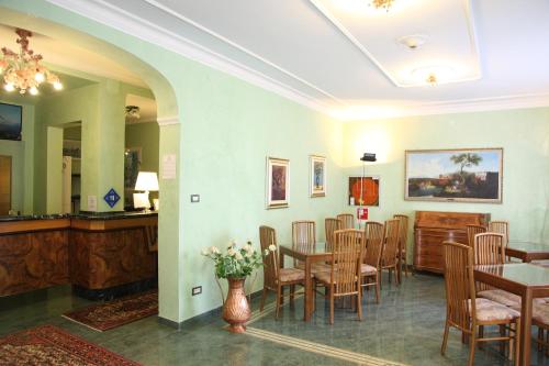 a dining room with a table and chairs at Hotel Villa Rosa in Grado