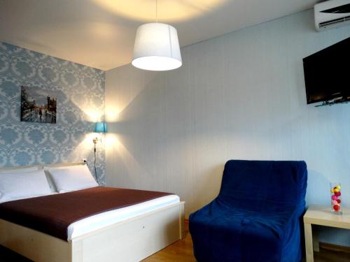 トゥーラにあるInndays on Kirova 151а(2)のベッドルーム1室(ベッド1台、青い椅子付)