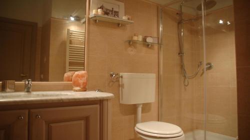 フィレンツェにあるThe Happy Unicorn Aptのバスルーム(シャワー、トイレ、シンク付)