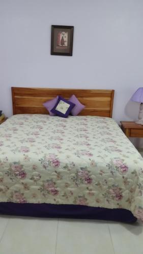 Postel nebo postele na pokoji v ubytování Malia's New Kgn Apartment