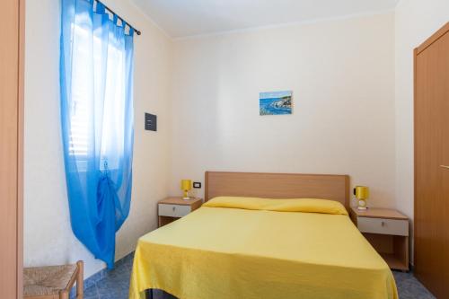 維耶斯泰的住宿－卡爾馬度假屋，一间卧室设有黄色的床和窗户。