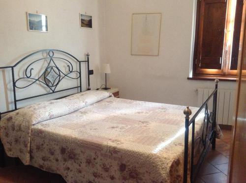 1 dormitorio con 1 cama grande en una habitación en Bed & Breakfast Ca' di Vissai, en Arnasco