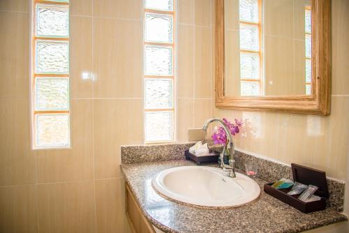 Ein Badezimmer in der Unterkunft Aochalong Villa Resort & Spa - SHA Plus