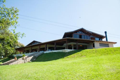a house sitting on top of a green hill at Laggus Residencial Náutico in Ferraria