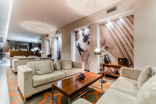 a living room with couches and a table at Hotel Villa Batalha in Batalha