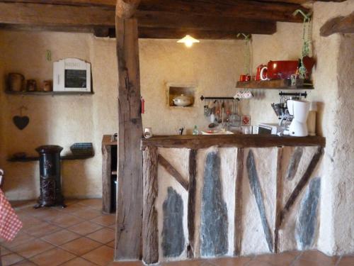 een keuken met een houten aanrecht in een kamer bij La Guichardière in Vay