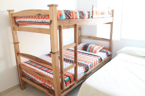 クリティにあるCasa campestre Curitiの二段ベッドが備わるドミトリールームのベッド1台分です。