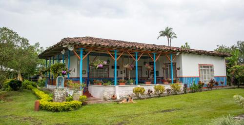 Cette petite maison est décorée dans des tons bleus et blancs. dans l'établissement Balsora Hotel Boutique, à La Tebaida