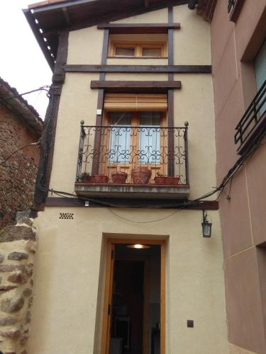 een gebouw met een balkon en een raam bij Valvanera 30 in Berceo