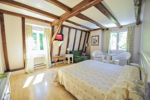 a bedroom with a bed and a living room at Villa Ric in Saint-Céré