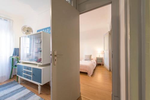 een kamer met een slaapkamer met een bed en een spiegel bij Downtown Doll's House in Lissabon