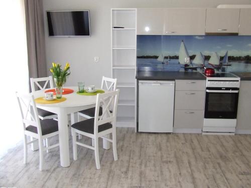 Kuchyň nebo kuchyňský kout v ubytování ApartHotel Admirał