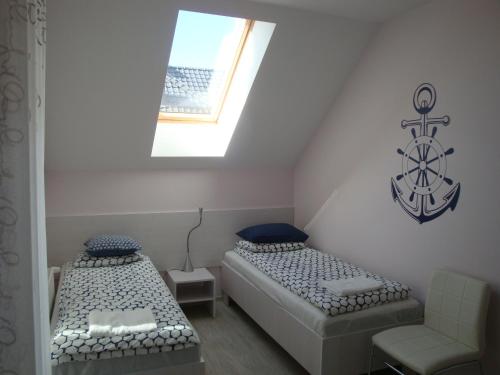 Postel nebo postele na pokoji v ubytování ApartHotel Admirał