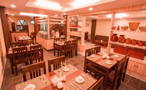 restauracja ze stołami i krzesłami w pokoju w obiekcie Hotel Spring w mieście Pokhara