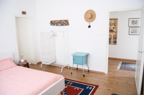 ピオーヴェ・ディ・サッコにあるNanda houseのベッドルーム1室(ベッド1台、青いテーブル付)