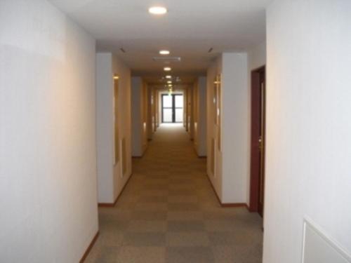 a hallway of an empty room with at Hotel Kunimi Gotenba in Gotemba