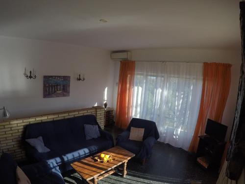 ein Wohnzimmer mit einem Sofa und einem Couchtisch in der Unterkunft Bungalows Peikert - 40a in Sagunt