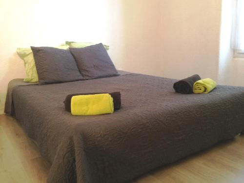 a large bed with two pillows on top of it at Appartement L'Atypique in Pertuis