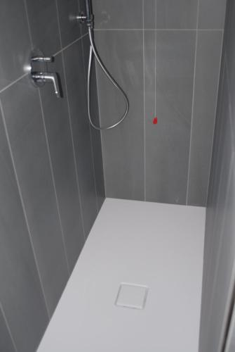 een douche met een glazen deur met een rode bal bij B&B Alciliegio in Casnate con Bernate