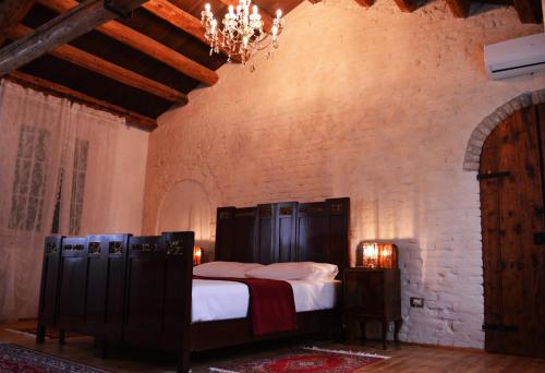1 dormitorio con cama y lámpara de araña en B&B Elizabeth, en Ponte di Piave