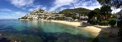 uma vista para uma praia com casas numa montanha em Vista Roses Mar - El Molí em Roses