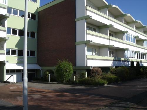 ein leerer Parkplatz vor einem Gebäude in der Unterkunft Schönberger Strand (Holm) in Schönberg in Holstein