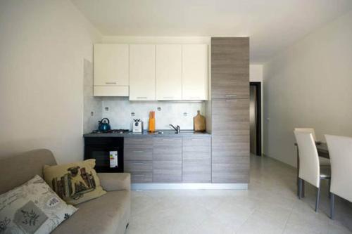 a living room with a couch and a kitchen at Pizzo Beach Club in Pizzo