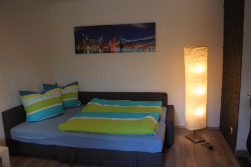 ein Schlafzimmer mit einem Bett und einer Lampe in der Unterkunft Ferienwohnung Laurias in Kappel-Grafenhausen