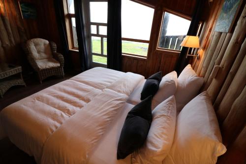 En eller flere senger på et rom på Brekkestranda Fjordhotel
