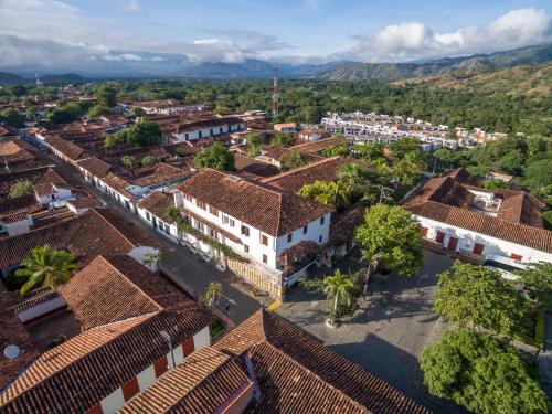 聖菲－安蒂奧基亞的住宿－Hotel Mariscal Robledo，享有拥有房屋和树木的城镇的空中景致