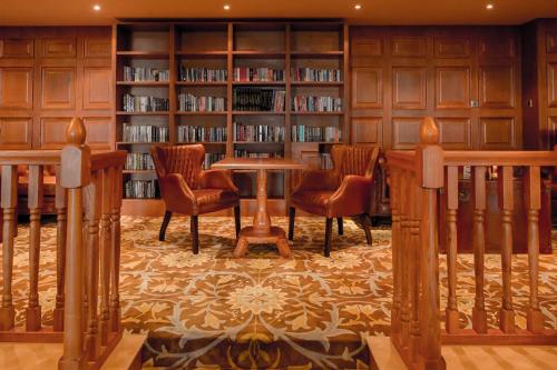 The library in the hotel 