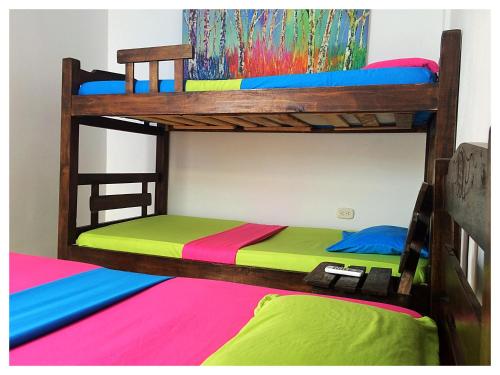 Giường tầng trong phòng chung tại Hostal Santa Maria City