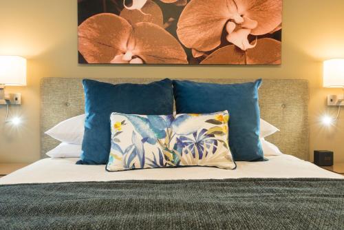 Un pat sau paturi într-o cameră la Distinction Hamilton Hotel & Conference Centre