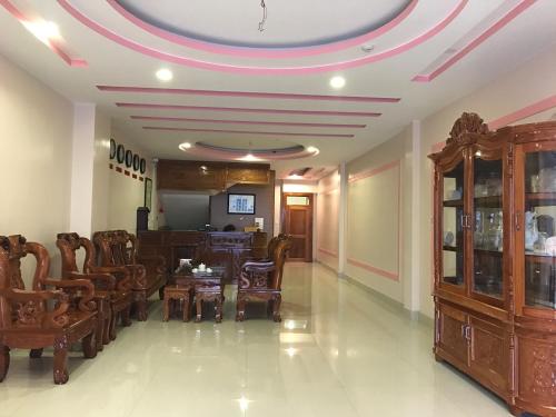 Una televisión o centro de entretenimiento en Quoc Dung Hotel