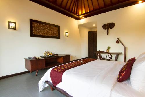 A bed or beds in a room at Samata Village Gili Air