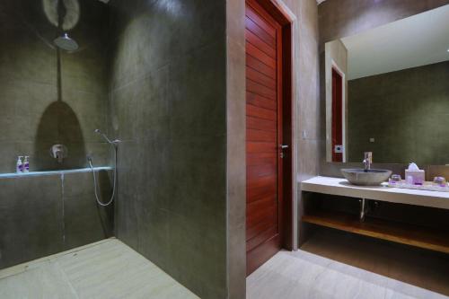 a bathroom with a shower and a sink at Anema Wellness & Resort Gili Lombok - Diving Center PADI in Tanjung