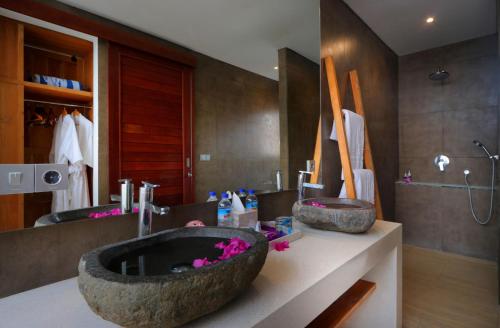 Kylpyhuone majoituspaikassa Anema Wellness & Resort Gili Lombok - Diving Center PADI
