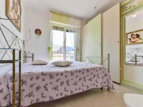 1 dormitorio con cama y ventana en Boite d'Amour, en Cannes