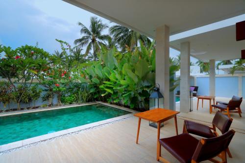 Piscina de la sau aproape de Anema Wellness Villa & Spa Gili Lombok - Diving Center PADI