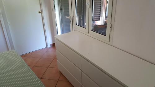 a room with a window and a tiled floor at La Vallata in Rovieto